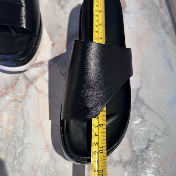 Donald Pliner FiFi Sandal size 9 1/2. - Picture 6 of 6